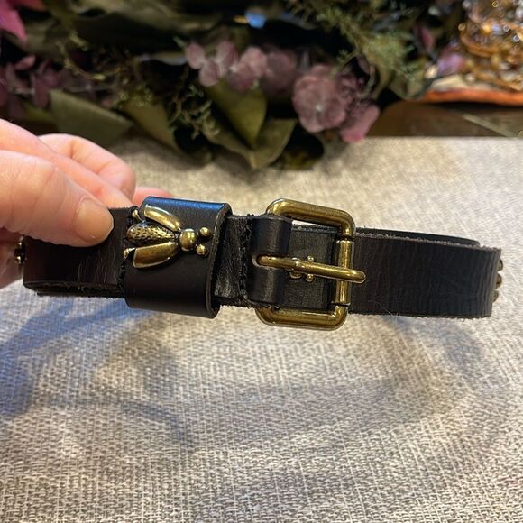 Linea Pelle belt with bumble bees around the belt. - Picture 1 of 3